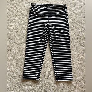GUC- Athleta capri striped leggings sz M